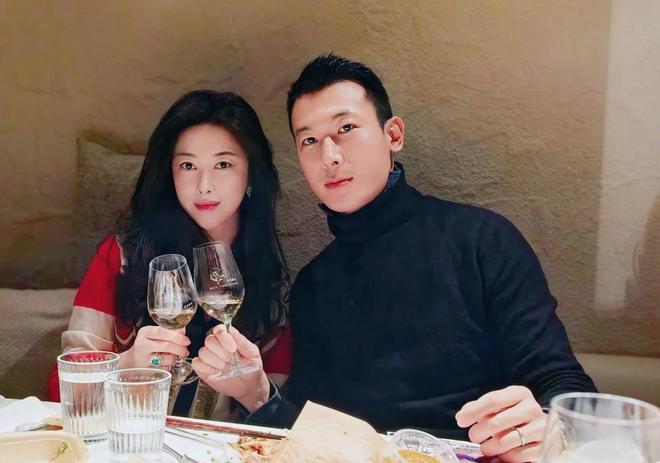 公在新家摆一大桌请客喝到脸微醺依旧很美pg电子免费模拟器朱珠一家过冬至！和老(图2)